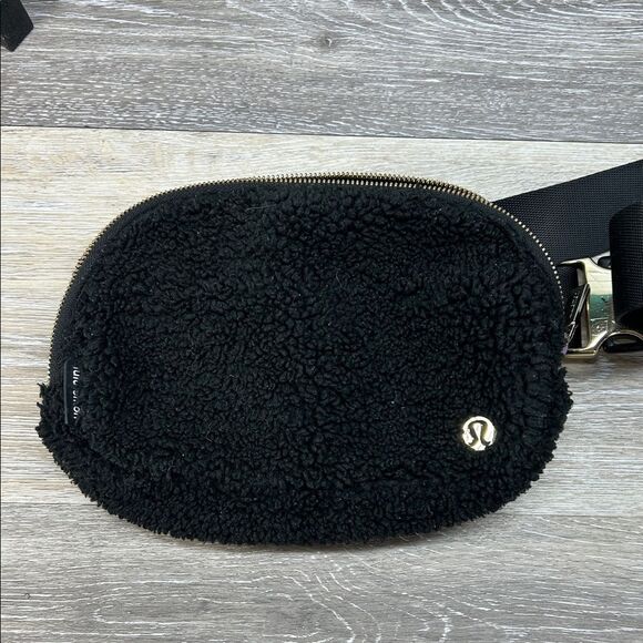 Lululemon Black Sherpa Belt Bag - Picture 1 of 9